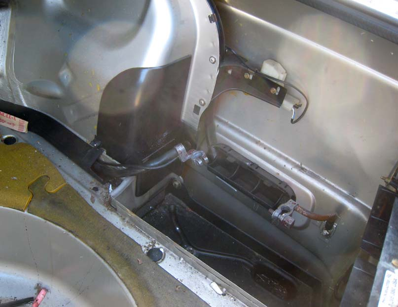 Illustration for article titled Junked BMW E30s Provide Cheap, Easy Way To Trunk-Mount Your Battery